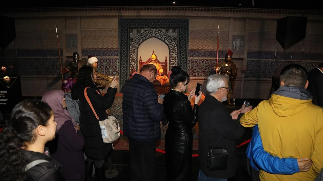 Darü l Mülk Sergi Sarayı na Yoğun İlgi