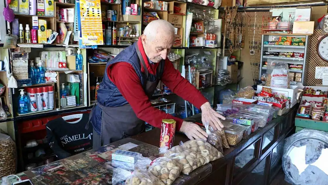 62 yıllık dostunun hatırasını bakkalında yaşatıyor