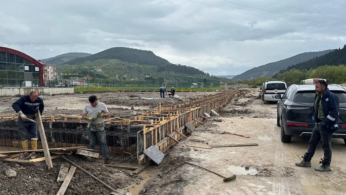 Azdavay’a Kapalı Tribünlü Halı Saha Müjdesi