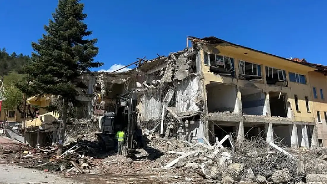 Azdavay'da İş Hanı Yıkılıyor, Yerine Yaşam Merkezi Geliyor