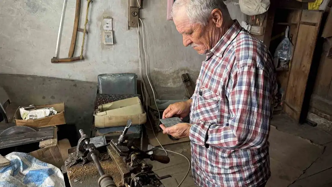 Bolu'da 50 yıldır manda boynuzundan tarak yapıyor