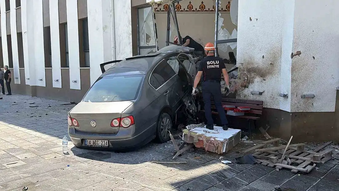 Bolu'da 84 metre savrulup caminin imam odasına dalan aracın sürücüsü alkollü çıktı: 290 bin lira ceza kesildi