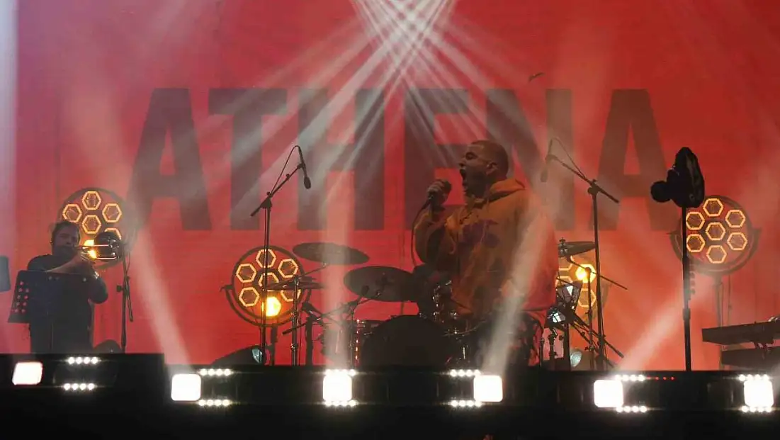 Bolu'da Athena 15 bini aşkın öğrenciye konser verdi