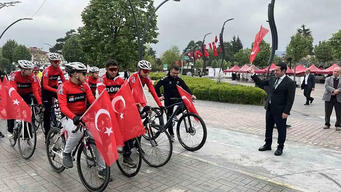 Bolu'da Ellerinde Türk Bayraklarıyla Gençlik Haftası'nda Pedal Çevirdiler