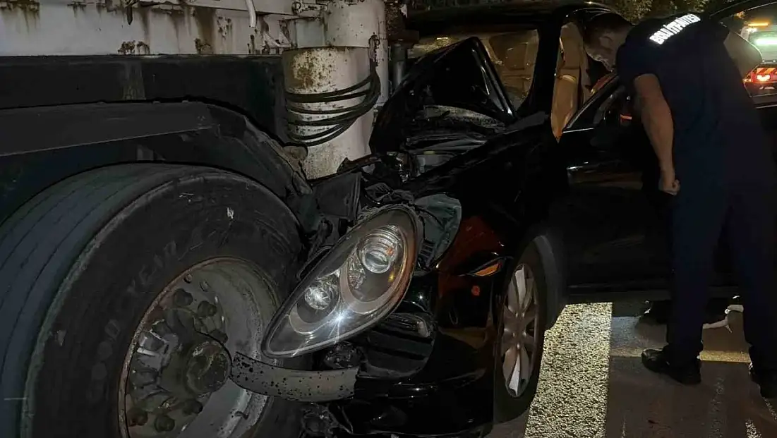 Bolu'da lüks SUV park halindeki tıra çarptı: 1 yaralı