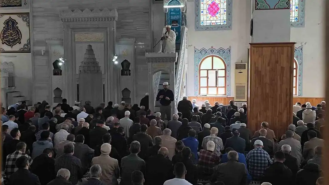 Bu camide cuma namazında engeller işaret diliyle aşılıyor