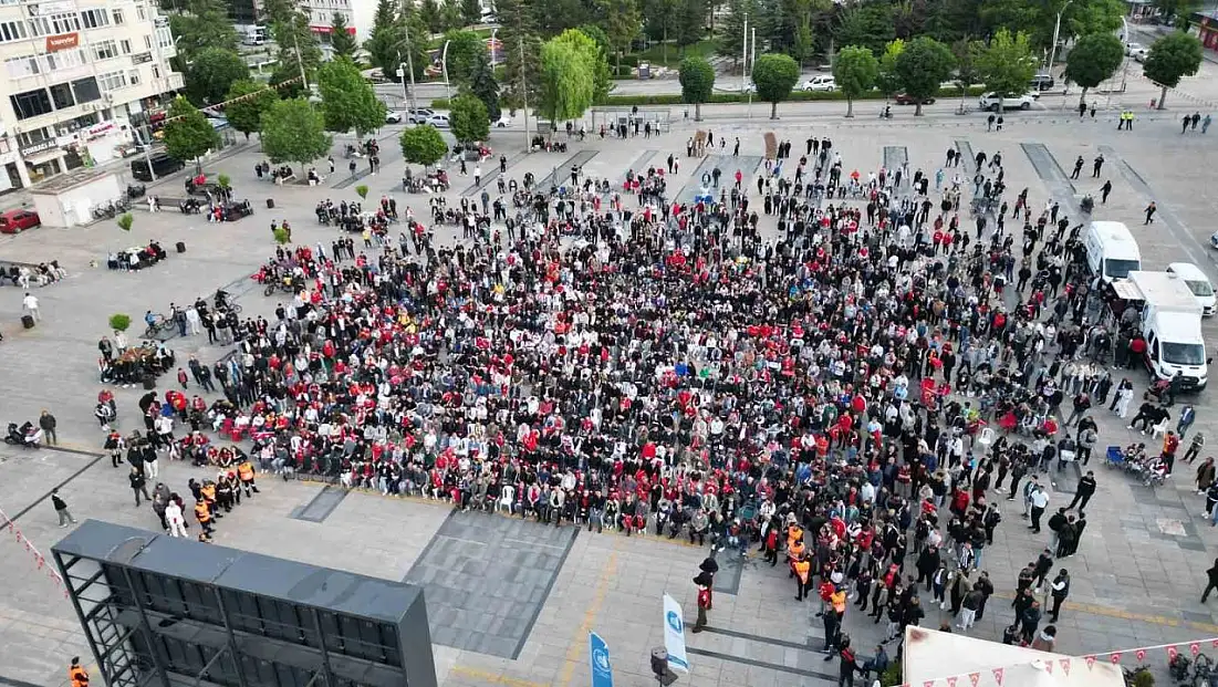 Çorum'da yüzlerce vatandaş A Milli Futbol Takımı'nı birlikte destekledi