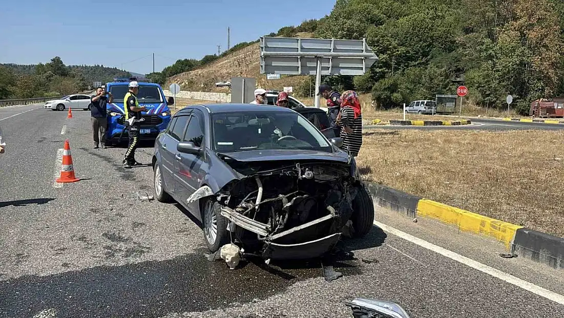 D-100'de iki otomobil kafa kafaya çarpıştı