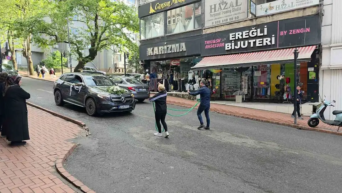 Düğün Konvoyunu Zincirli Sürpriz Durdurdu