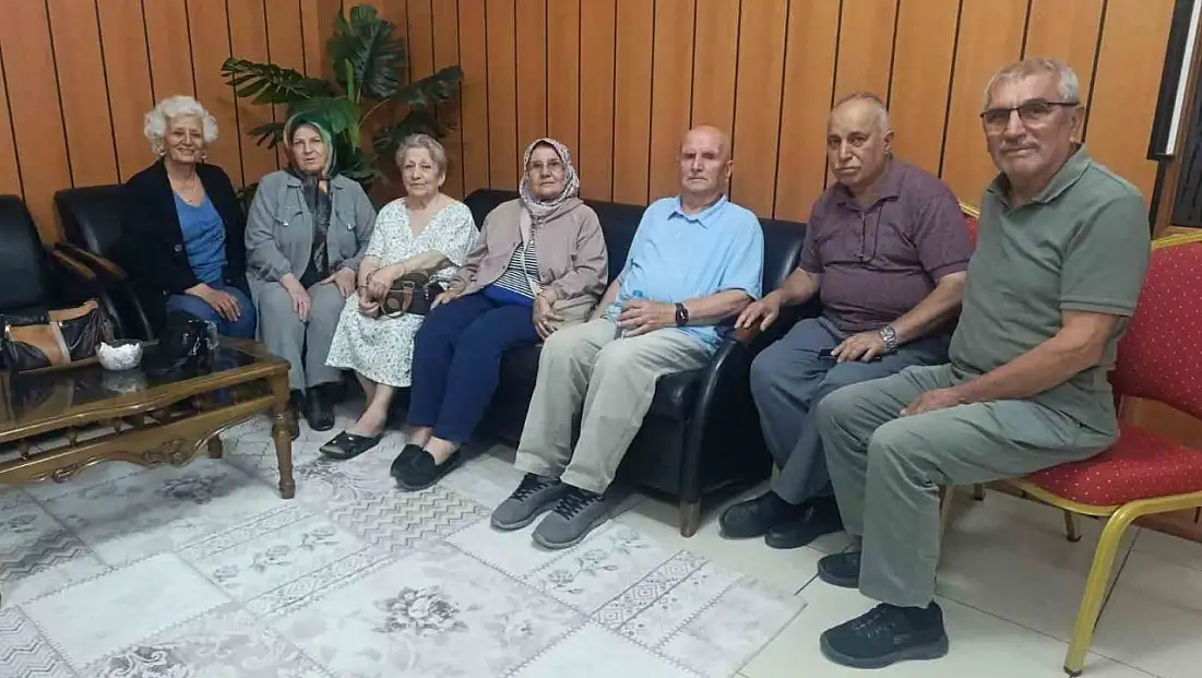 Emekli öğretmenler öğrencileriyle buluştu