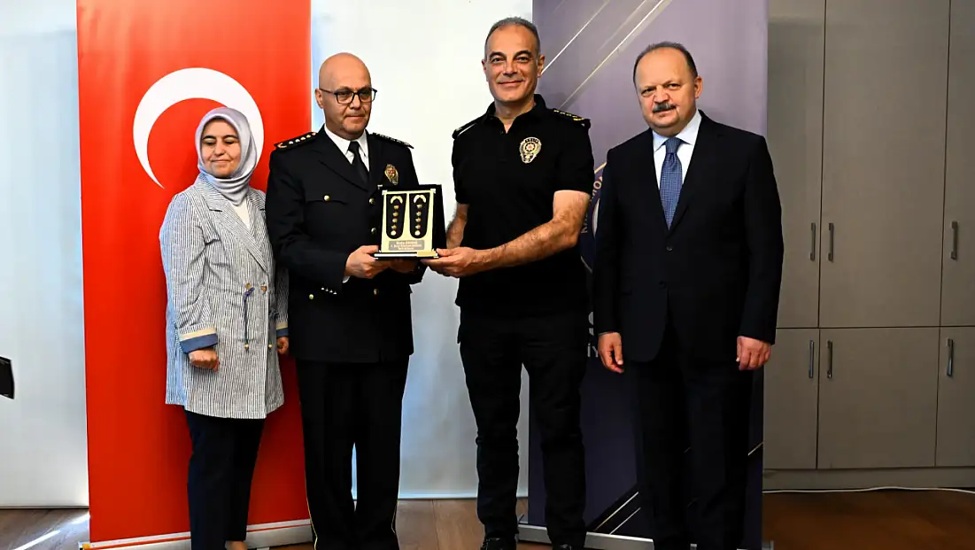 Emniyet Mensuplarına Yeni Rütbe Ve Plaket Takdimi