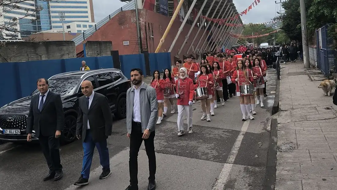 Fener Anadolu Lisesi'nden 19 Mayıs Yürüyüşü