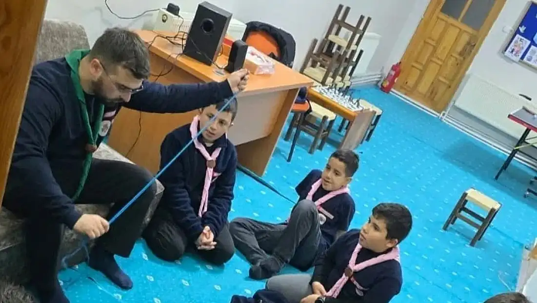 Genç izciler sabah namazında buluştu, camadan düğümü eğitimi aldı