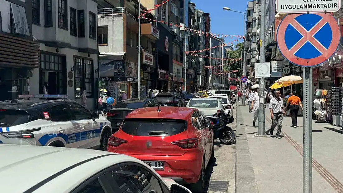 Hatalı parklar trafiği zaman zaman aksatıyor