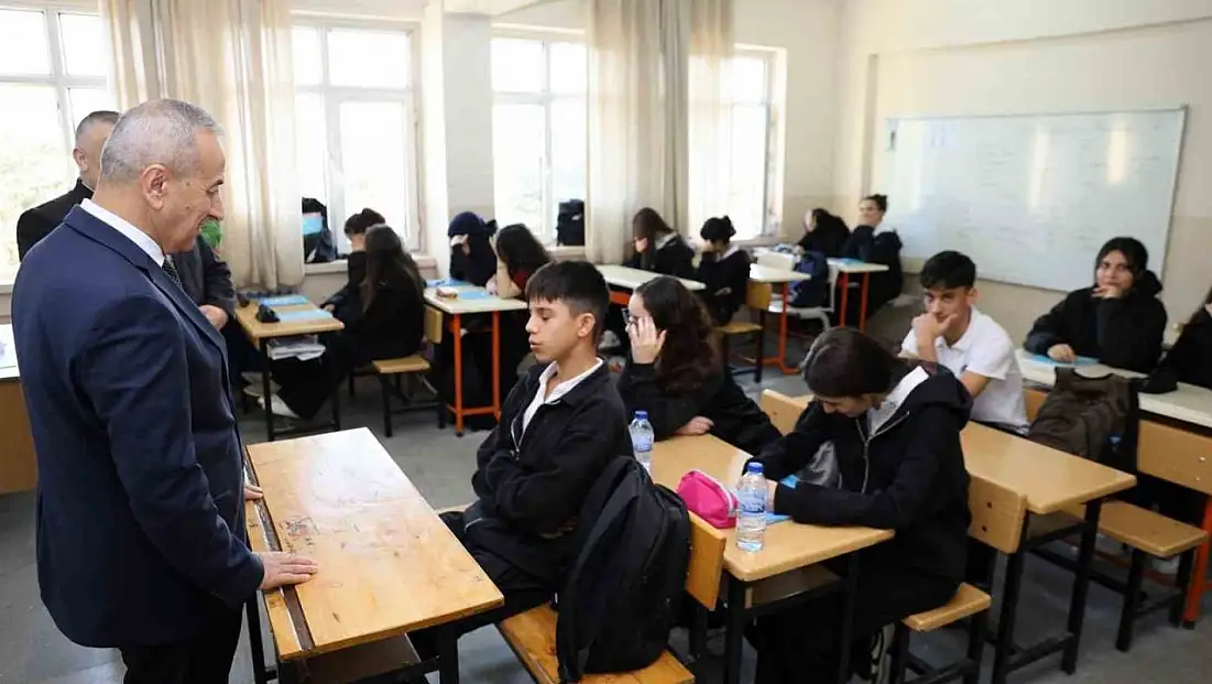 İl Milli Eğitim Müdürü Akbaş, öğrencilerle bir araya geldi