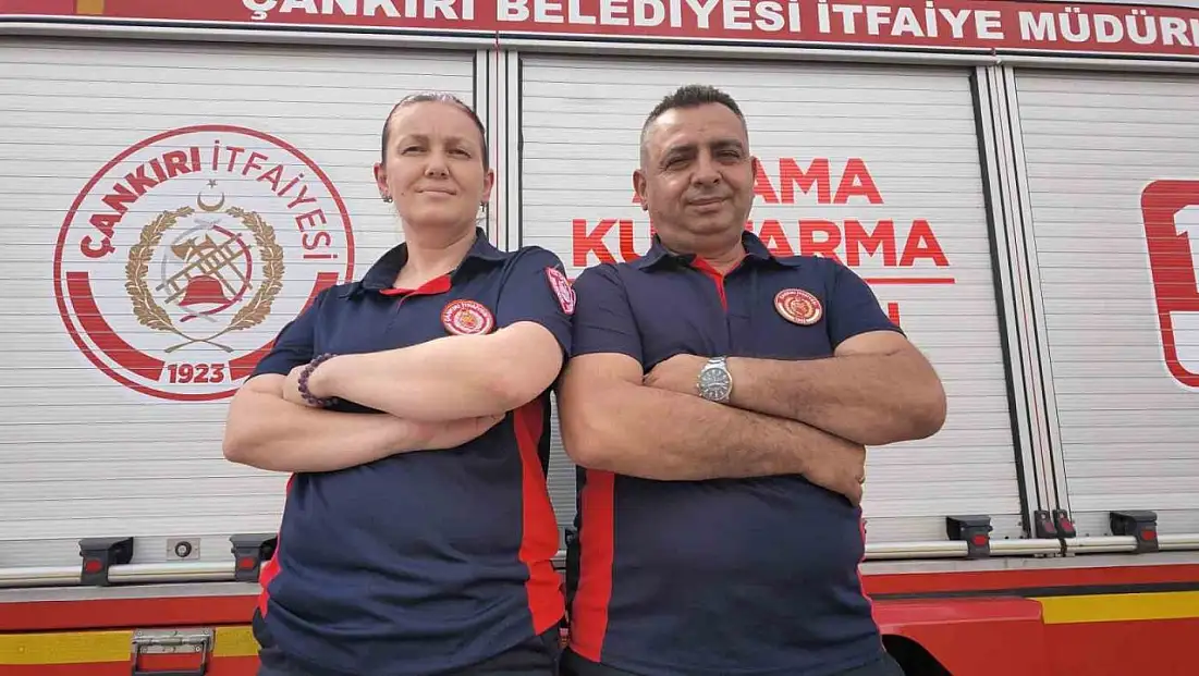 İtfaiyeci çift birlikte can kurtarıyor: Biri telsiz başında, diğeri olay yerinde görevini aşkla yapıyor