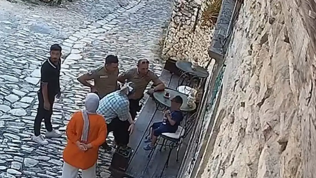 Kayıp Aras'a anne şefkati: Polis gelene kadar başından ayrılmadı