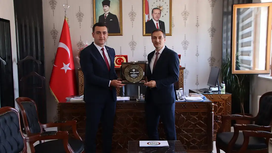 Kaymakam Çakır'dan Müftü Özkan'a Plaket
