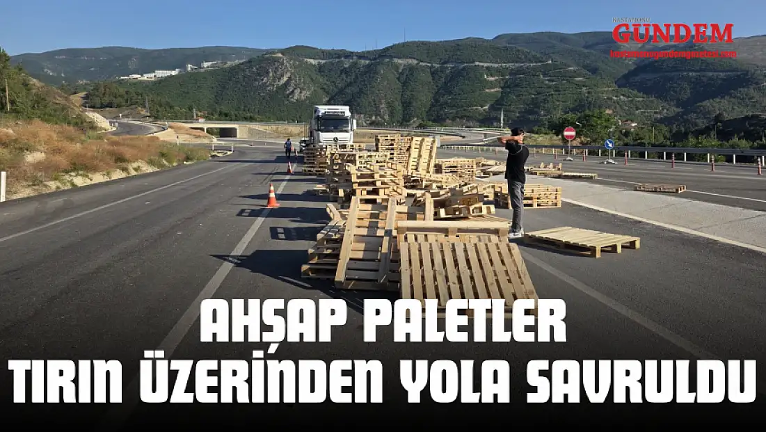 Ahşap Paletler Tırın Üzerinden Yola Savruldu