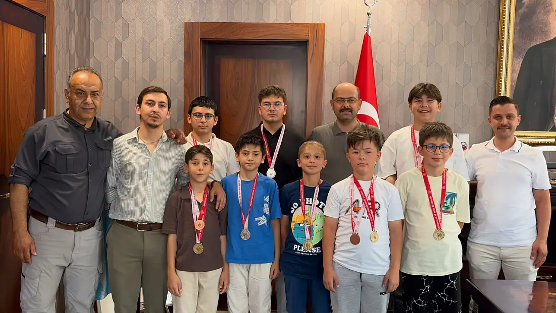 Şampiyon Yüzücüler Başkan Kavaklıgil'i Ziyaret Etti