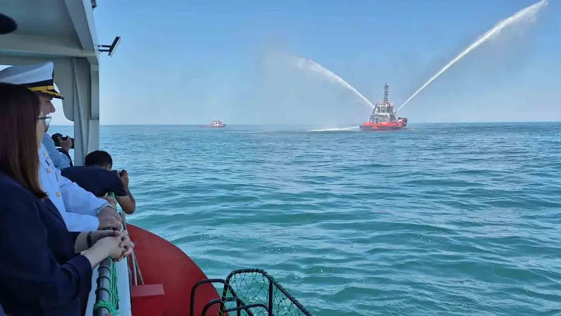 Sıcaklığın 41 dereceye çıktığı Bartın'da basınçlı su ile yapılan gösteri ilgi gördü