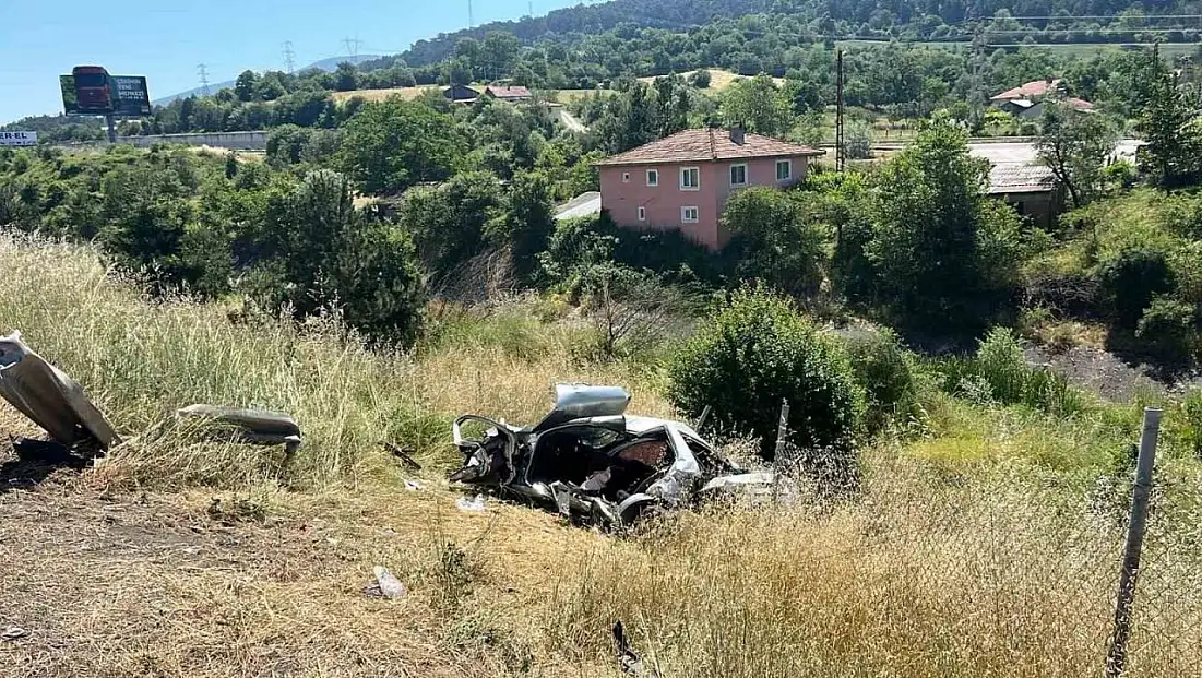 TEM Otoyolu'nda otomobil şarampole devrildi: 1 ölü, 3 yaralı