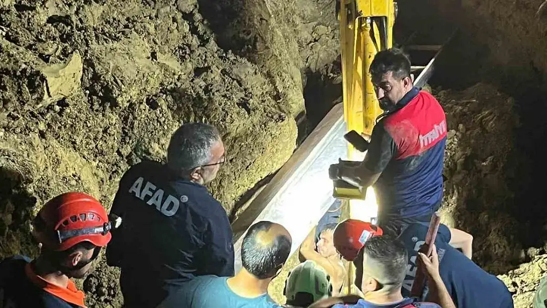 Toprak altında kalan baba oğul kurtarıldı