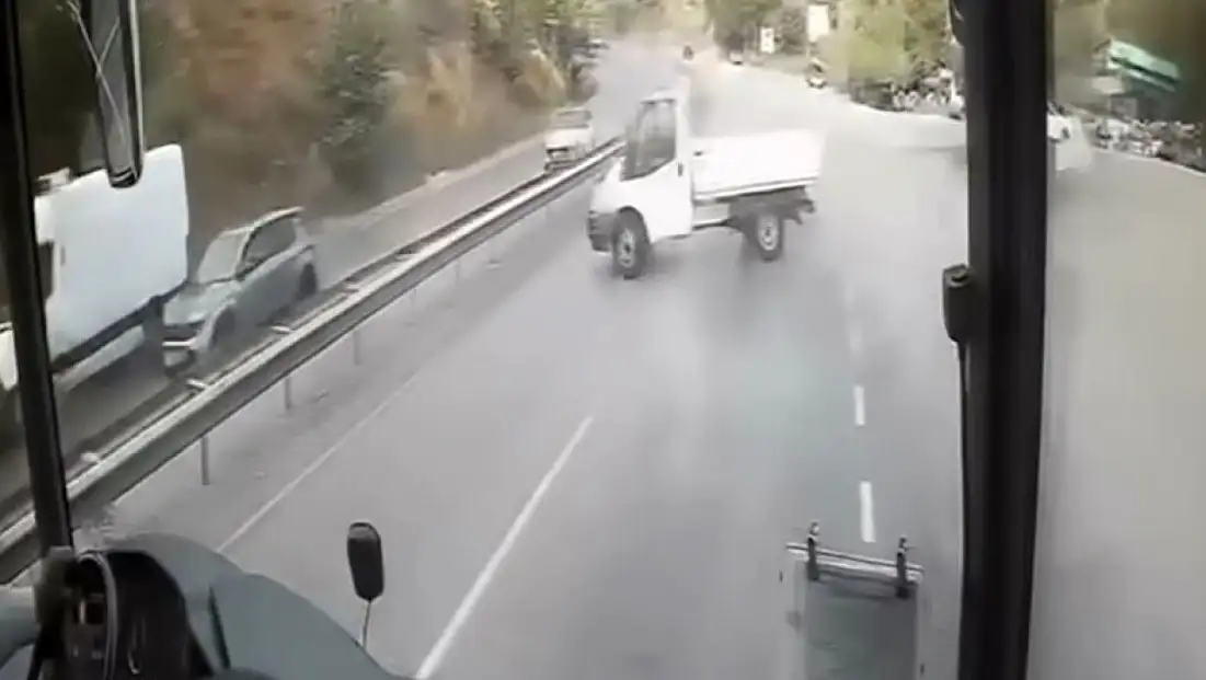 Virajı alamayan kamyonet spin attı: O anlar kamerada