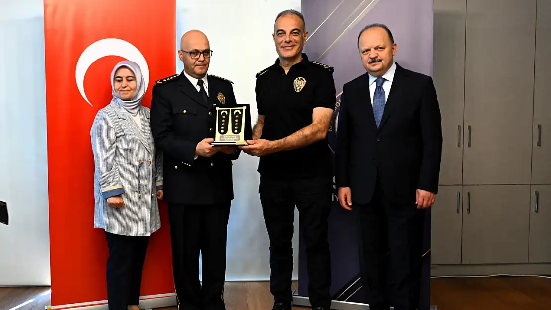 Emniyet Mensuplarına Yeni Rütbe Ve Plaket Takdimi