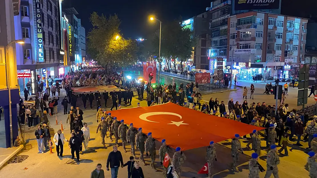 29 Ekim Coşkusu Fener Alayıyla Yaşandı