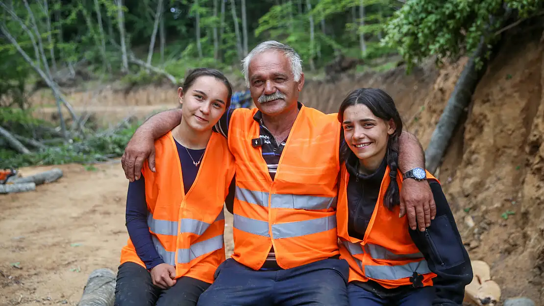 İki Kız Kardeş Babalarıyla Ormanda Zorlu İşleri Başarıyla Yapıyor