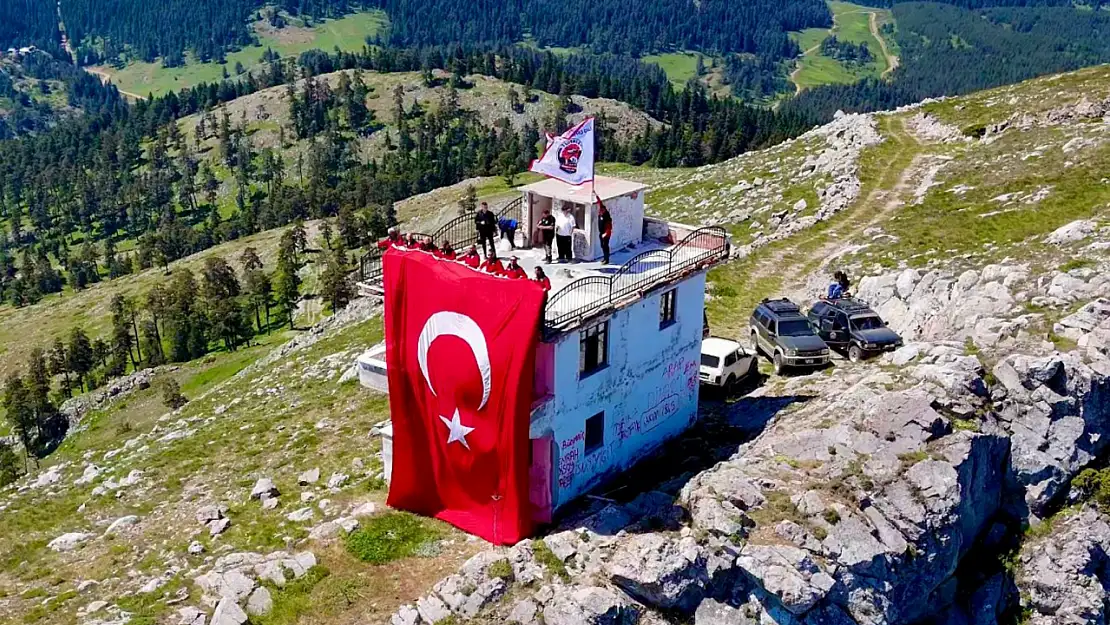 Kampoff, Gözetleme Kulesine Şanlı Türk Bayrağımızı Astı