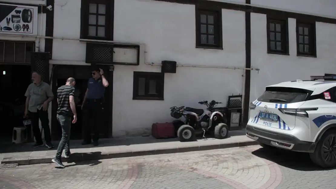 Kastamonu'da Kötü Koku İhbarı, Gizli Tüneli Ortaya Çıkardı!