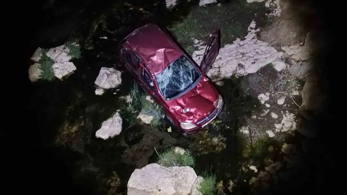 Otomobil Çaya Uçtu, Yaralılar Var!
