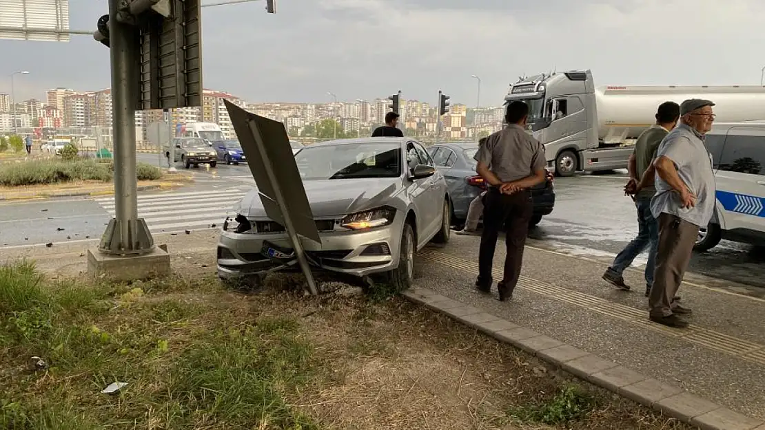 Kastamonu'da Üç Araç Birbirine Girdi: 5 Yaralı