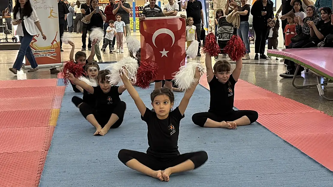 Minik Sporcular Cimnastik Gösterisi Sundu