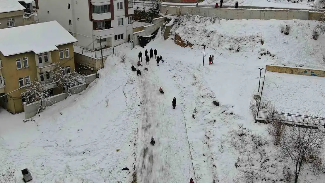 Çocuklar Karda Doyasıya Eğlendi