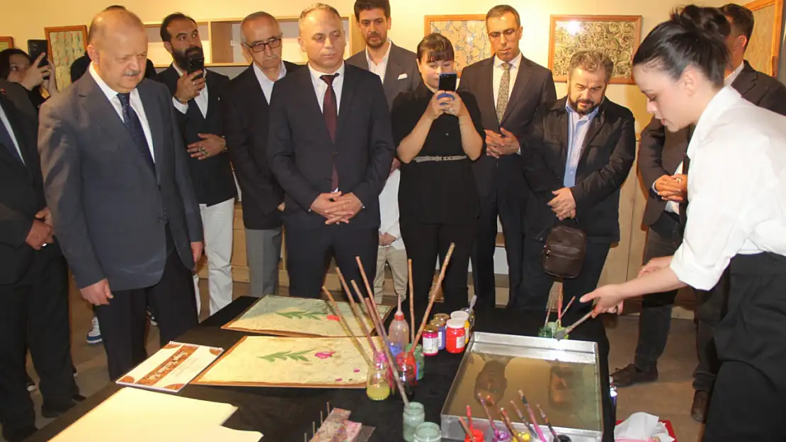 Suya Yazılan Aşk Ebru Sergisi Açıldı