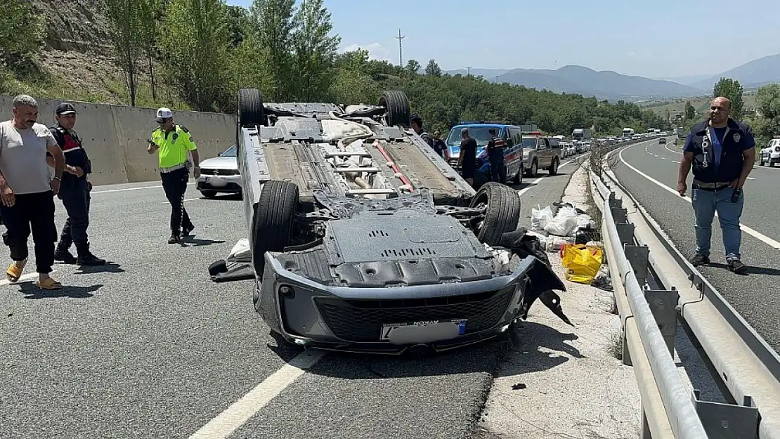 Tırın Dorsesine Çarpan Otomobil Takla Attı: 5 Yaralı