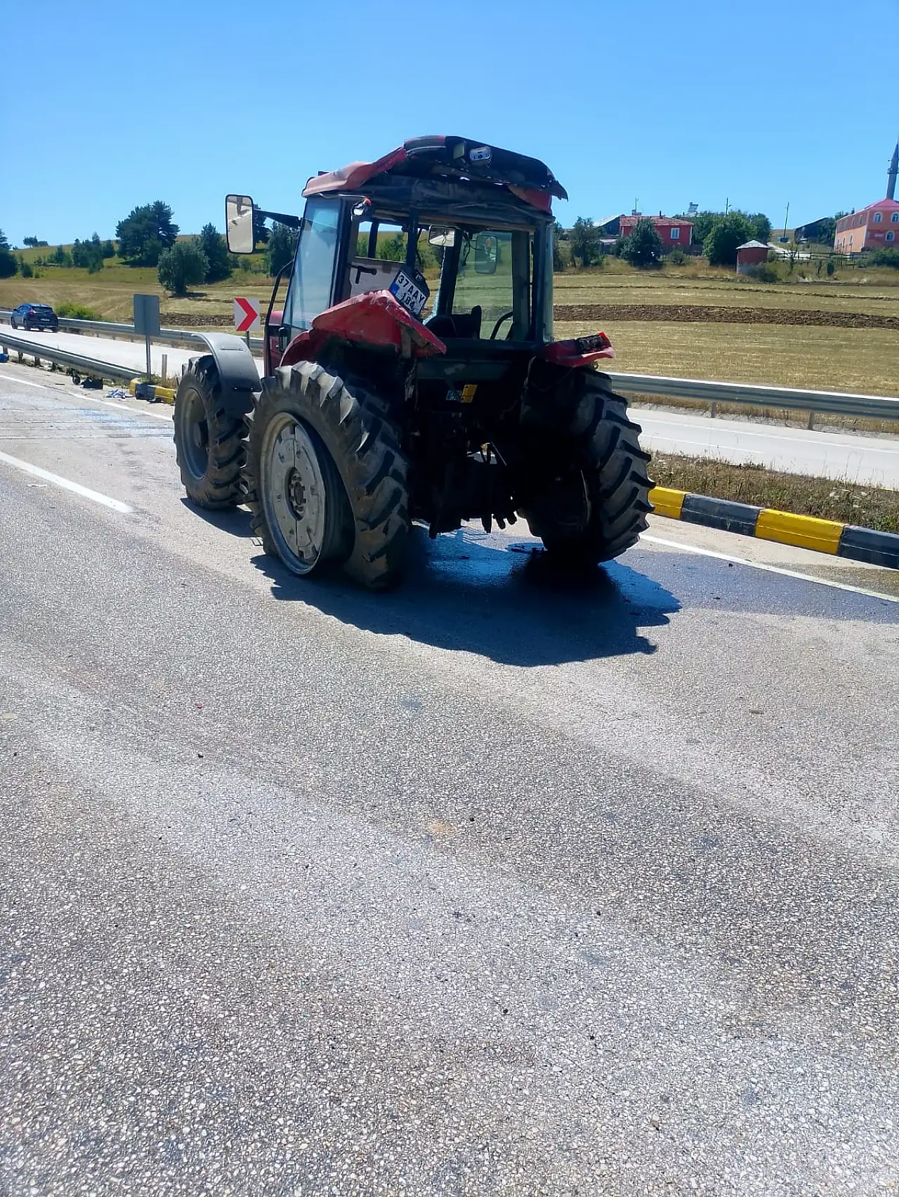 Tır İle Traktör Çarpıştı