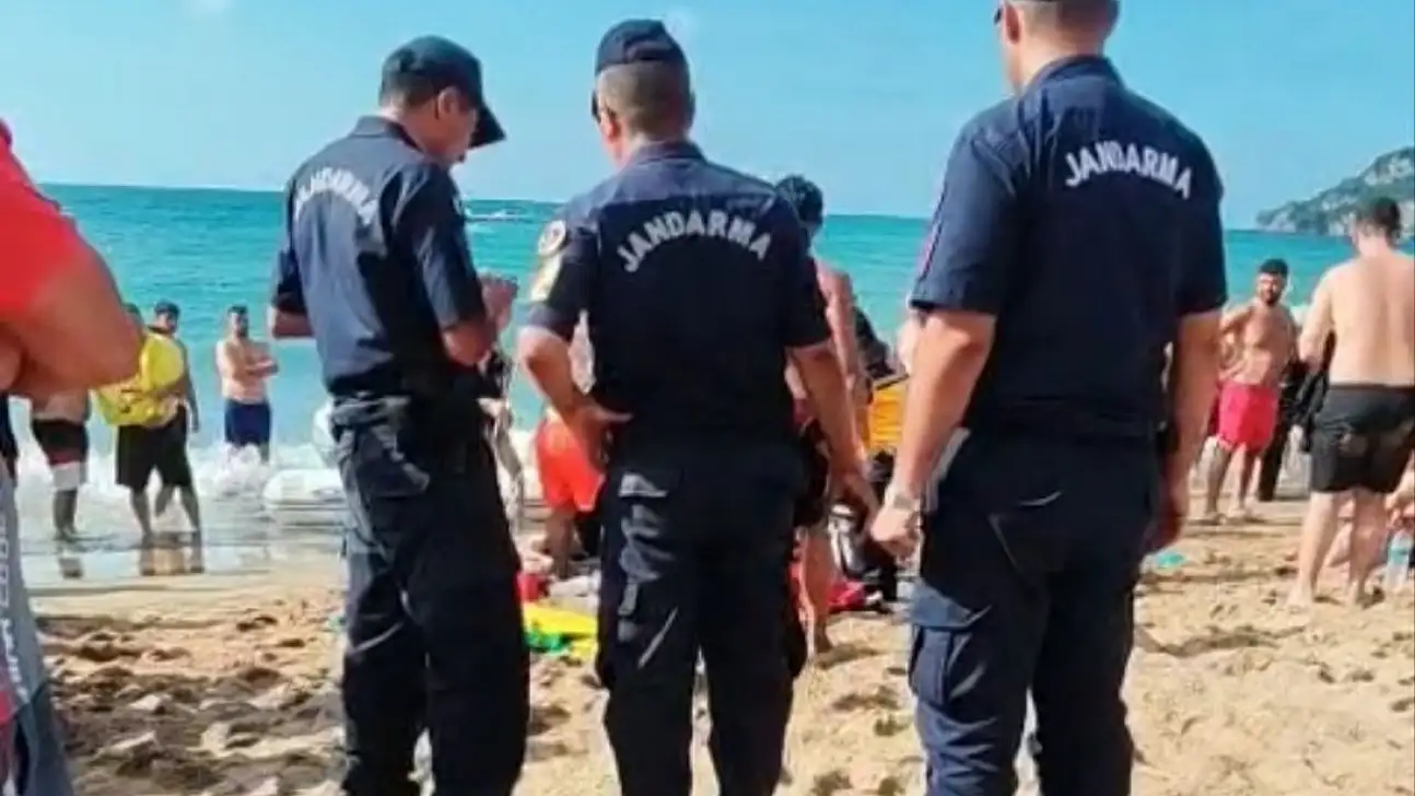 Boğulma tehlikesi geçiren genci ekiplerin müdahalesi kurtardı