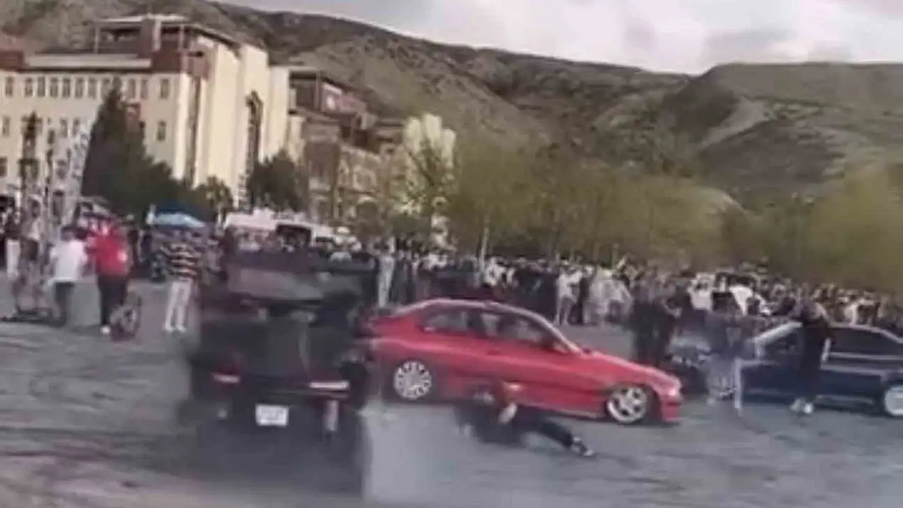 Fuarda Otomobil İle Drift Atan Sürücü Görevliye Çarptı