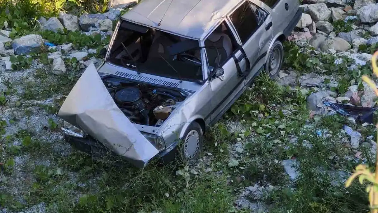 Sinop'ta otomobil şarampole uçtu: 2 yaralı