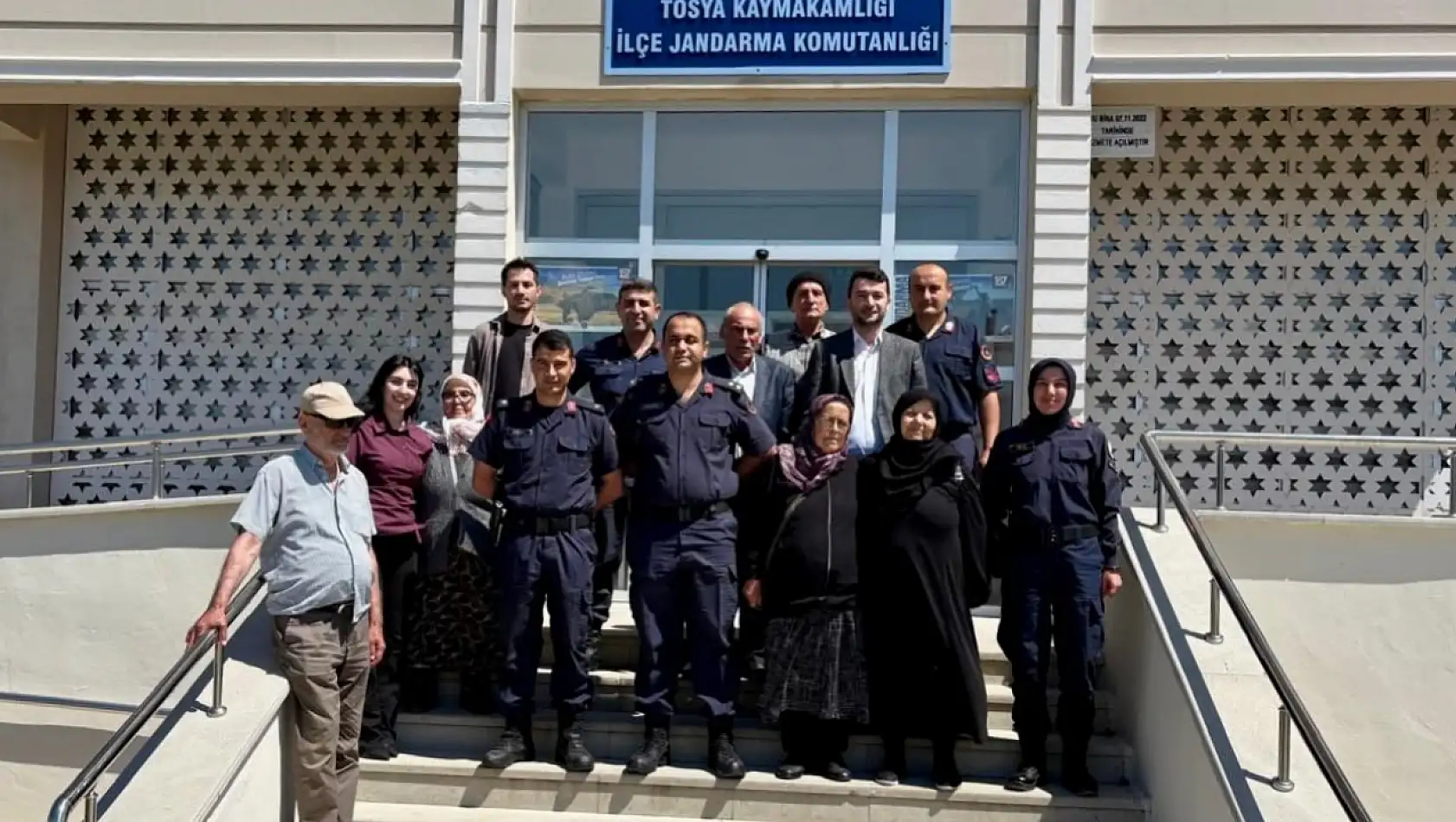 Huzurevi Sakinlerinden Jandarmaya Anlamlı Ziyaret