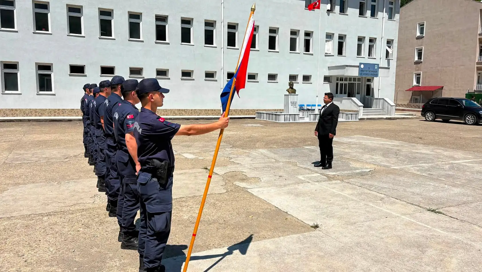 Kaymakam Kantar'dan Sel Mesaisindeki Jandarma Personeline Tebrik