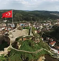 Bu Türbede Dilekler Mumla Değil Bayrakla Tutuluyor