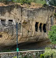 Ev Kaya Mezarı Binlerce Yıllık Geçmişiyle Korunuyor
