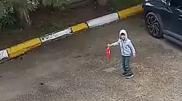 5 yaşındaki çocuk yerde gördüğü Türk bayrağını koşarak kaldırdı