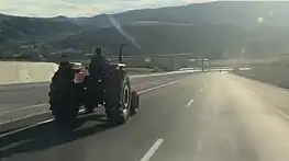 80 kilometre hızla giden aracı sollayan traktör sürücüsü kamerada