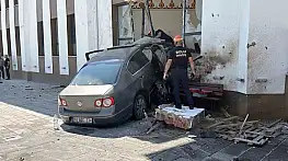 84 metre savrulan otomobil caminin imam odasına daldı